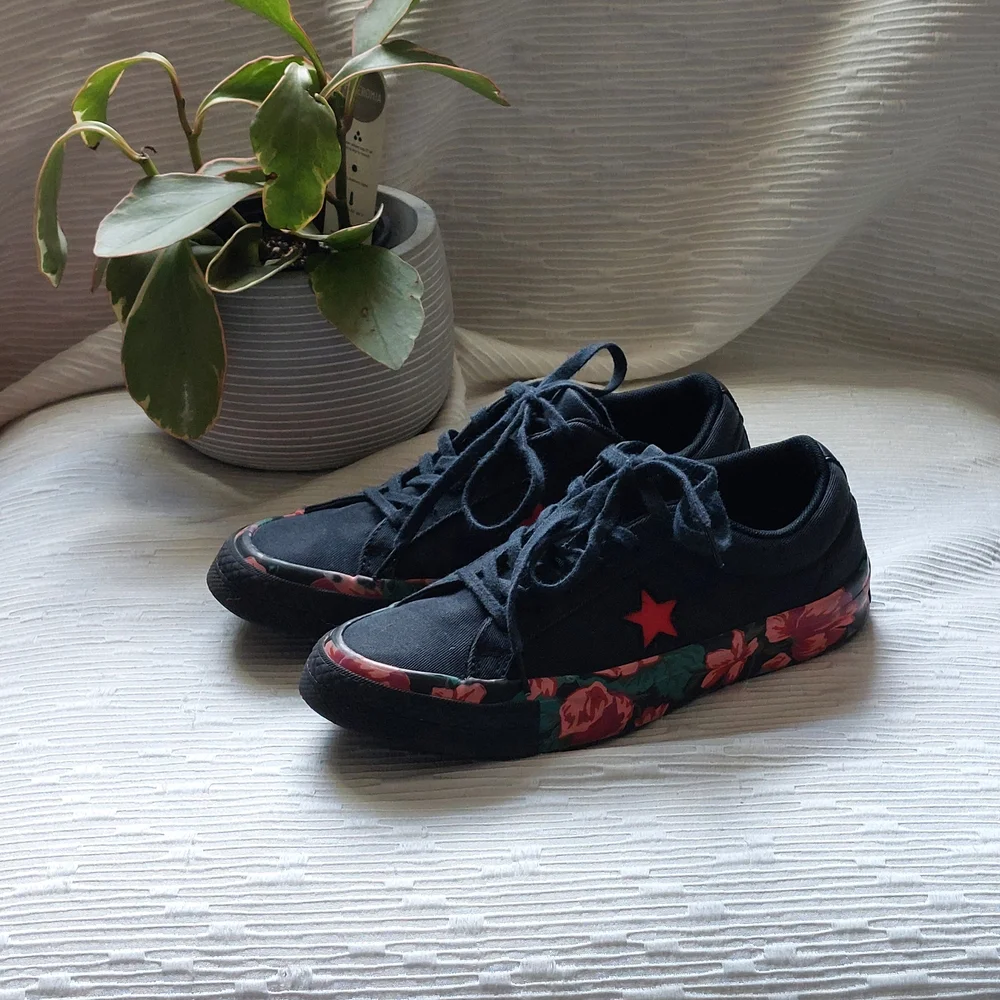Black and Red Converse Sneakers Size 4 - Picture 11 of 13